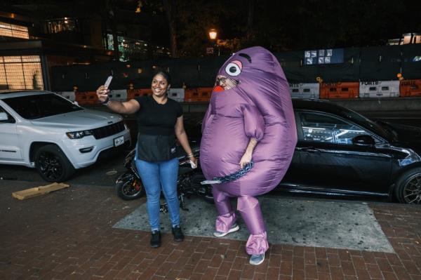 Many people wanted photos with Grimace, despite his affiliation with the Mets.